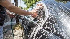 شخص يغسل سيارة