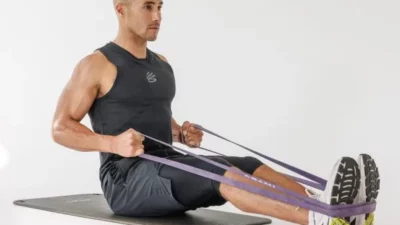 تمرين السحب الأرضي بحبل المقاومة  seated row with bands